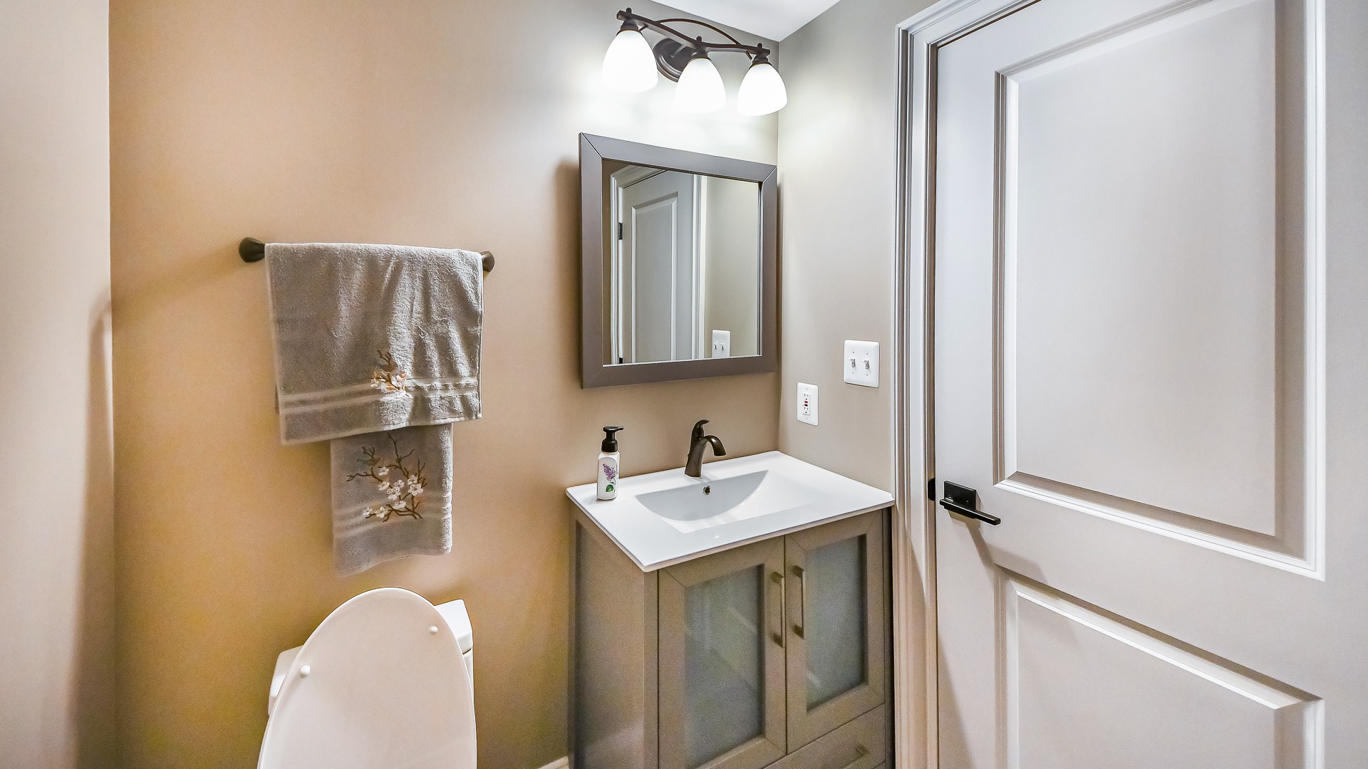 Neutral Transitional Basement With Wetbar Olney, MD