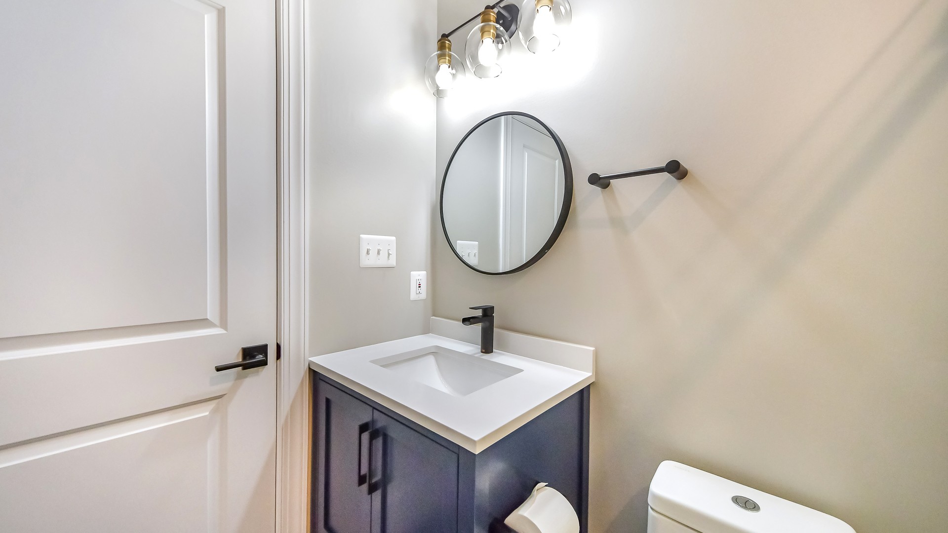 Finished basement with wet-bar and nice bathroom