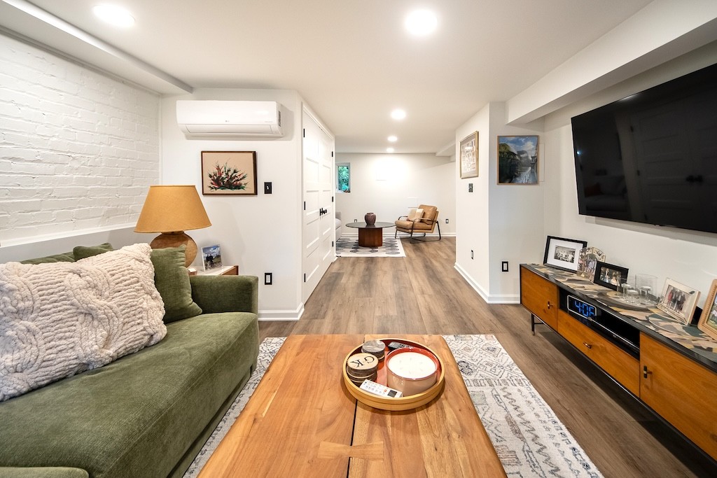 Entertainment Basement With Spa Bathroom - 757 Sq Ft