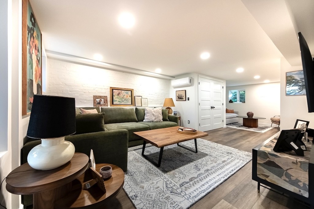 Entertainment Basement With Spa Bathroom - 757 Sq Ft